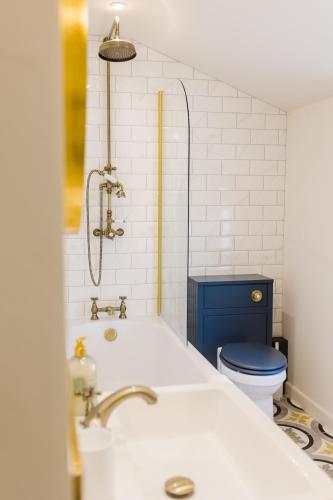 a bathroom with a bath tub and a toilet at May Tree Cottage Manorbier 5 mins from the beach Sleeps 4 in Manorbier