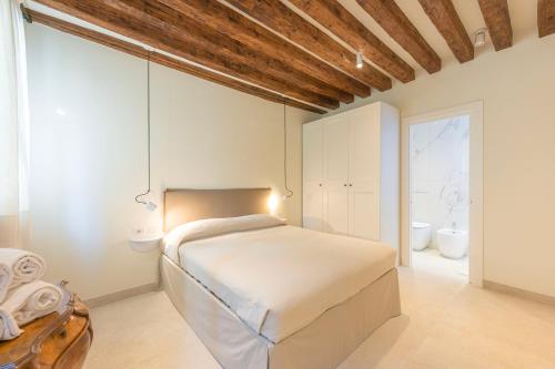 1 Schlafzimmer mit einem Bett und einem Bad in der Unterkunft Grifalcon D'Oro - Centro Storico in Venedig