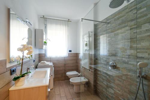 a bathroom with a toilet and a sink and a shower at Il Nido di Sesto - Vicino a Milano in Sesto San Giovanni