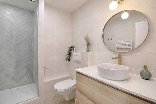 a white bathroom with a sink and a mirror at Le Vitry - Appt 2 Chambres à 20min Orly in Vitry-sur-Seine