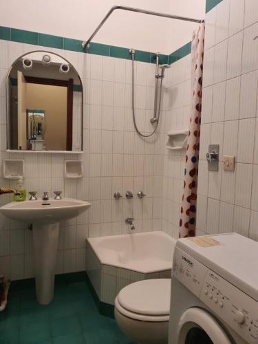 ein Badezimmer mit einem WC, einem Waschbecken und einer Badewanne in der Unterkunft Casa Adriana in Rapallo