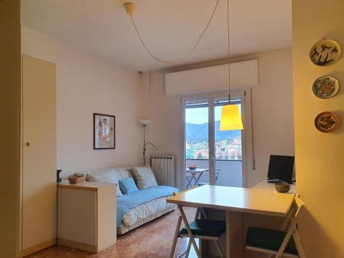 ein Wohnzimmer mit einem Sofa und einem Tisch in der Unterkunft Casa Adriana in Rapallo