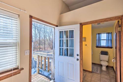 uma casa de banho com WC e uma porta para uma varanda em The Brewer Guesthouse Tiny Home with Patio and Yard! em Perryville