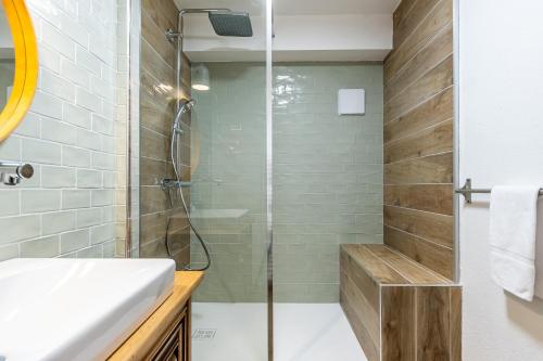 y baño con ducha, lavabo y aseo. en Le 05-GregIMMO-Appart'Hôtel, en Montbéliard