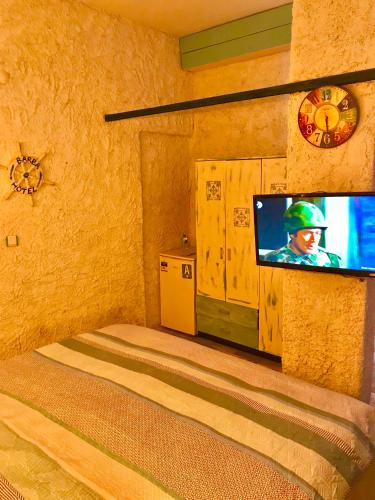 a small room with a tv in the corner of a room at Hotel Barba in Urla
