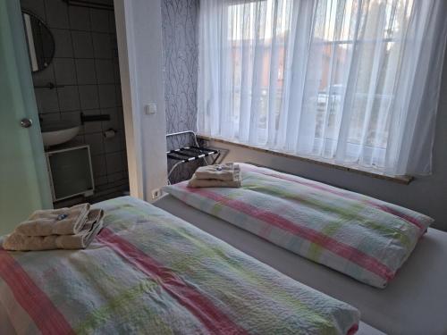 two beds sitting in a room with a window at Gäth Thomsdorf in Riepsdorf