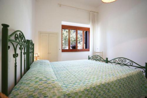 トッレ・スーダにあるVilla Annaのベッドルーム1室(緑枠のベッド1台、窓付)