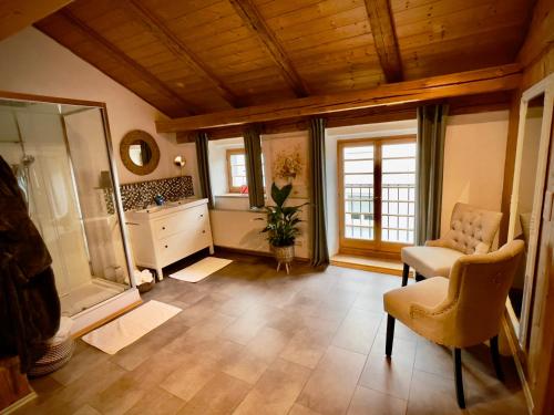 uma ampla casa de banho com um chuveiro e uma cadeira. em Rohrachhof em Treuchtlingen