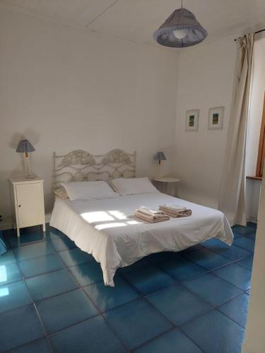 ein Schlafzimmer mit einem weißen Bett und Handtüchern darauf in der Unterkunft Appartamento Delle Grazie in Rom