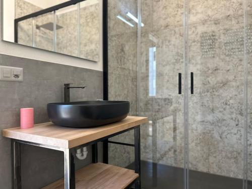 uma casa de banho com um lavatório e uma cabina de duche em vidro. em Apartment Regina Luxury Lugano em Lugano