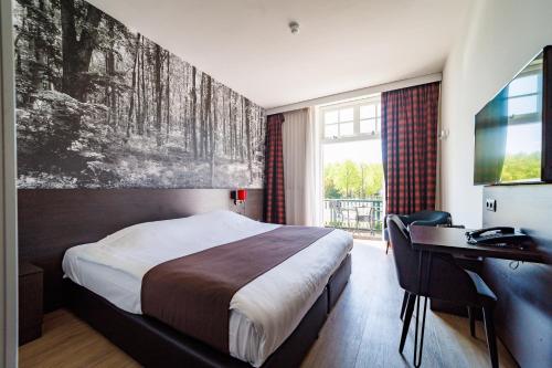 Cette chambre comprend un lit, un bureau et une fenêtre. dans l'établissement Bastion Hotel Apeldoorn Het Loo, à Apeldoorn