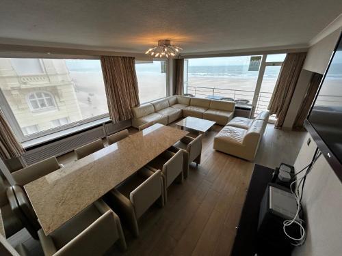sala konferencyjna ze stołem, krzesłami i kanapą w obiekcie "München" - Very Spacious Family Apartment with Seaview w Ostendzie