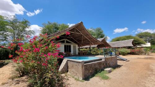 dom z basenem na dziedzińcu w obiekcie Manyatta Camp w mieście Voi