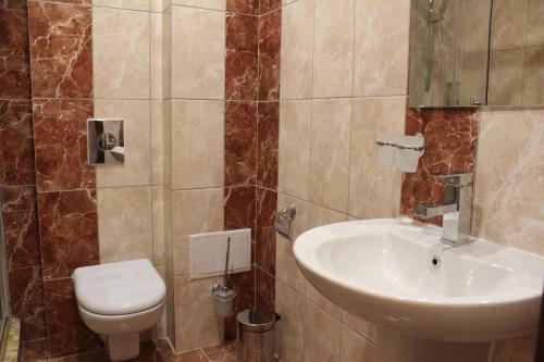 y baño con lavabo y aseo. en Kuban Hotel, en Voronezh