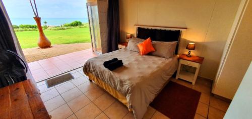 Schlafzimmer mit einem Bett und Meerblick in der Unterkunft Balooga 11 - 6 Sleeper - Amazing Sea Views! in Margate