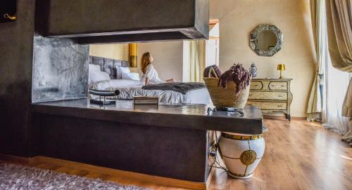 Un pat sau paturi într-o cameră la Riad Mayfez Suites & Spa