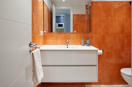 La salle de bains est pourvue d'un lavabo blanc et d'un miroir. dans l'établissement ATeRIAN EUROMAR I, à Zarautz