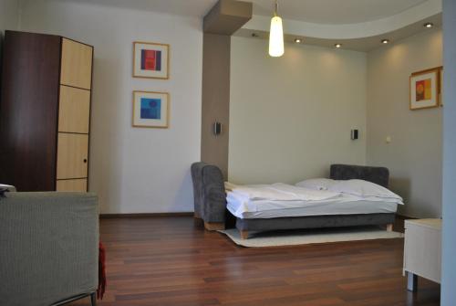 una habitación de hospital con una cama y sillas. en Apartament Gorczewska Przy Metrze en Varsovia