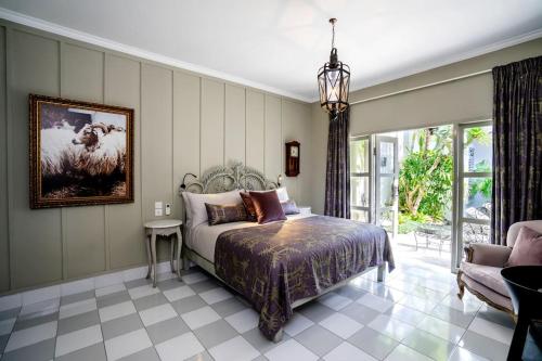 Tempat tidur dalam kamar di The Gatehouse - Stylish and unique luxury pool villa, great location!