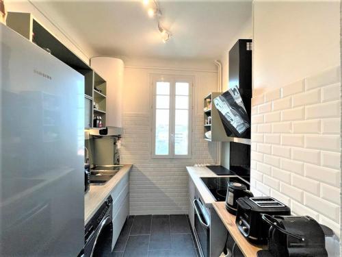 a kitchen with a sink and a stove at SUPERBE APPARTEMENT 2 PIECES A 200 METRES GARE in Melun