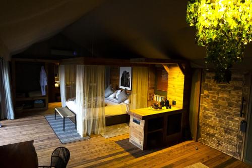 ein Schlafzimmer mit einem Bett in einem Zimmer in der Unterkunft TimBila Safari Lodge in Omaruru