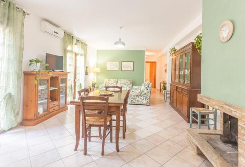 uma sala de estar com uma mesa e um sofá em Giarranas House - Apartment with coutyard em Villacidro