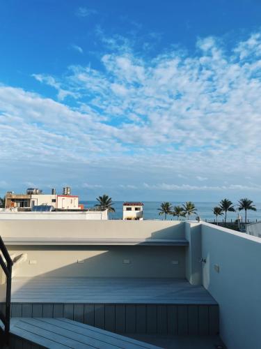 a view of the ocean from the roof of a house at 北濱渡日號民宿Dotoday Teahouse-自助入住 in Hualien City
