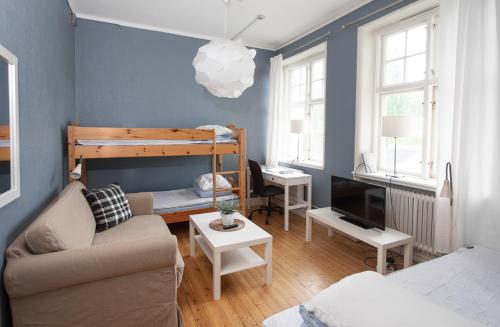 - un salon avec un canapé et des lits superposés dans l'établissement Vandrarhemmet Vindarnas Hus, à Örnsköldsvik