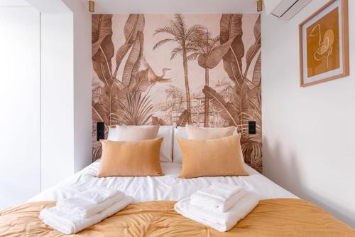 łóżko z dwoma białymi ręcznikami na nim w obiekcie Magnifique Appartement 5 stars - Parking - Terrasse - 3 Mins De La Croisette - Palais Royal by Halldis w Cannes