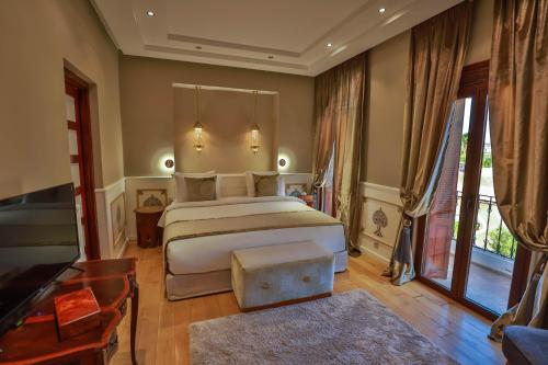 Un pat sau paturi într-o cameră la Riad Mayfez Suites & Spa
