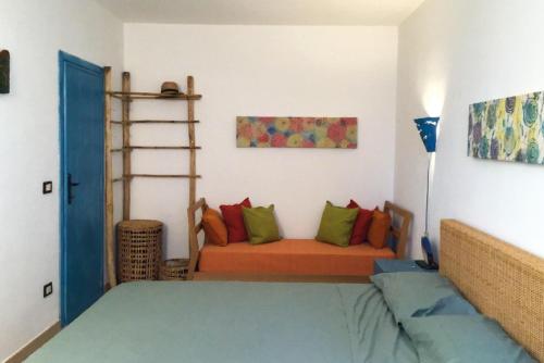 Habitación con sofá y cama. en Casa Maja i Colombi - Goelba en Marciana