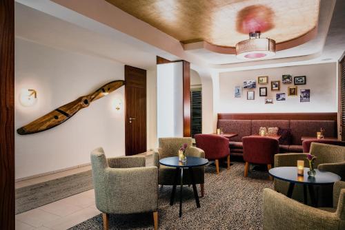 a waiting room with two tables and chairs at Hotel Vorfelder in Walldorf