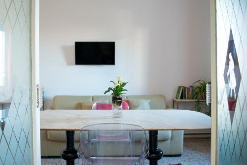 sala de estar con mesa y sofá en Myway RDR Apartment, en Roma