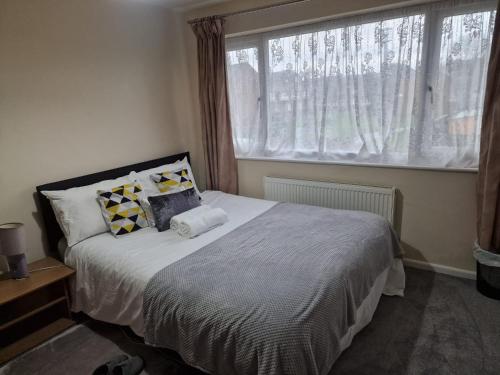 Un dormitorio con una cama grande y una ventana en The Pride of Manchester, Trafford en Mánchester