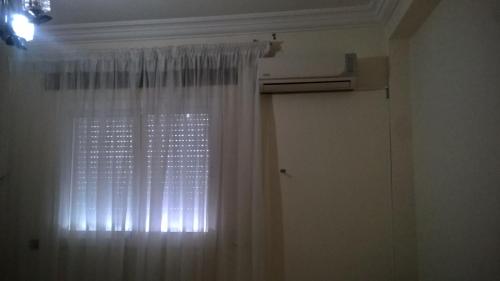 丹吉爾的住宿－Villa Cat Doudou，客房内的白色窗帘窗户