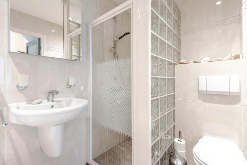 Ένα μπάνιο στο Casa Queensway