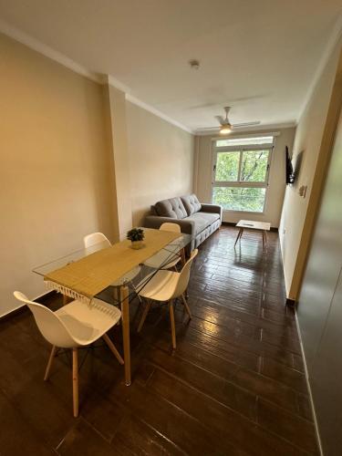 a living room with a table and chairs and a couch at Dpto Temporario 1 - Corrientes - PQ ALQUILERES TEMPORARIOS in Corrientes