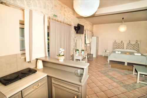 eine Küche und ein Wohnzimmer mit einem Bett im Hintergrund in der Unterkunft Paloma Luxury Studios in Panormos Kalymnos