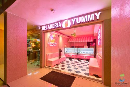 蓬塔卡纳Playa Palmera Beach Resort的粉红色的商店,里面装有粉色的家具