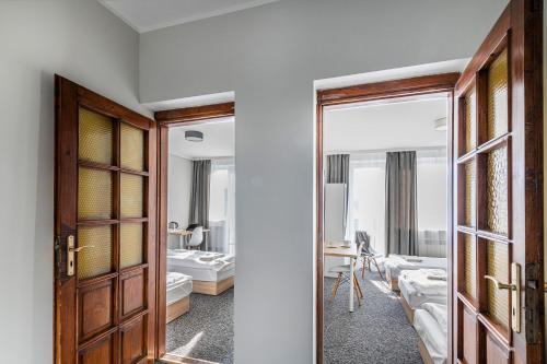 Habitación con una puerta que conduce a un dormitorio en Willa Albatros Happy Hours, en Gdansk