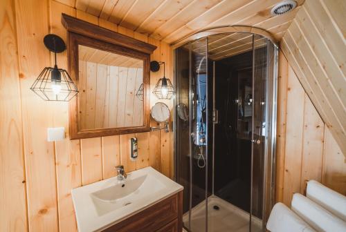 a bathroom with a sink and a shower at Tatra Glamp Bukowina Tatrzańska - Sieć noclegowa Tatra Glamp in Bukowina Tatrzańska