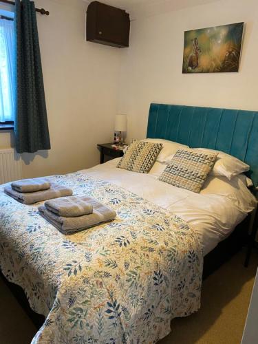 1 dormitorio con 1 cama con toallas en Black Bull Barn, en Kirkby Stephen