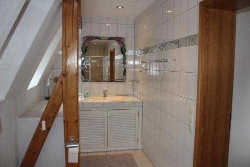 Ένα μπάνιο στο Ferienwohnung Nett