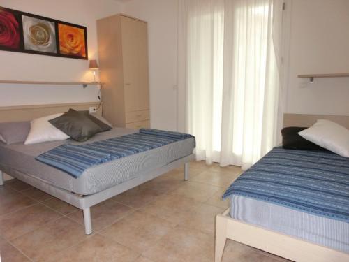 A bed or beds in a room at Homely flat with private garden and common pool