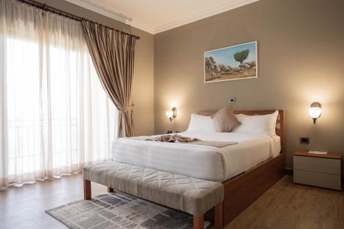 um quarto com uma cama grande e uma janela grande em Haile Resort Adama em Adama