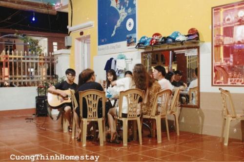 grupa ludzi siedzących przy stole w restauracji w obiekcie Cô Tô Cường Thịnh Homestay w mieście Quang Ninh