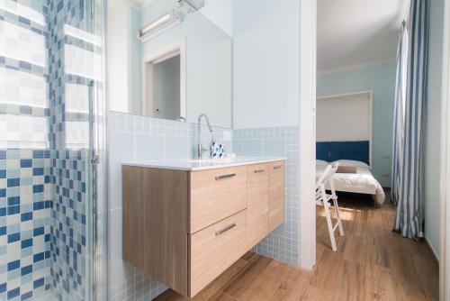 uma casa de banho com um lavatório e um chuveiro em Taaac Apartment - The House Of Travelers em Como