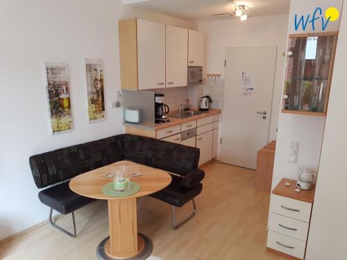 ヴァンガーオーゲにあるKaiserhof Ferienwohnung 4のリビングルーム(テーブル、ソファ付)、キッチン