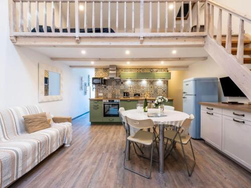 une cuisine et un salon avec une table et un canapé dans l'établissement Apartment Gigaro Plage by Interhome, à La Croix-Valmer