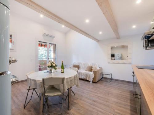 un salon avec une table et un canapé dans l'établissement Apartment Gigaro Plage by Interhome, à La Croix-Valmer